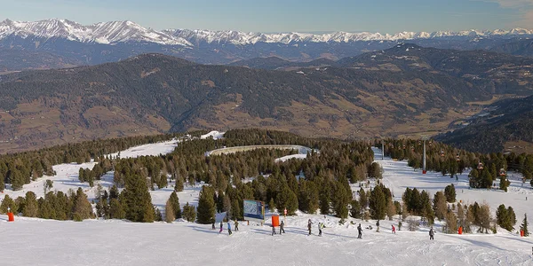春季旅游滑雪场 — 图库照片
