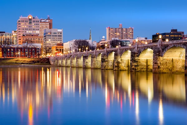 O horizonte de Harrisburg com a histórica Market Street Bridge ao entardecer — Fotografia de Stock