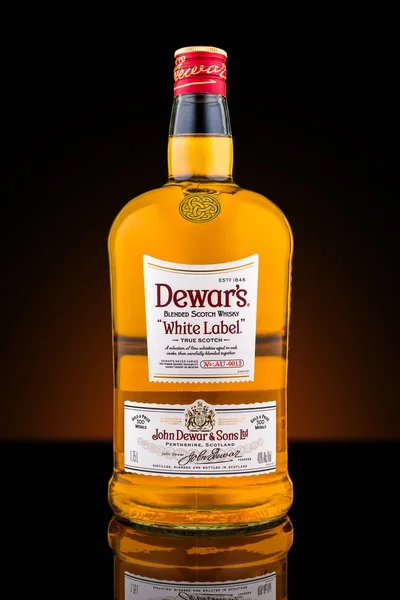 Bottle of Dewar's blended scotch whisky — Stock Photo, Image