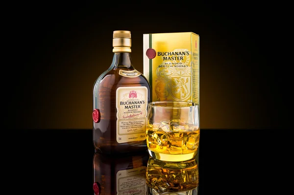 瓶、 盒和布坎南的大师杯混合苏格兰威士忌 — 图库照片