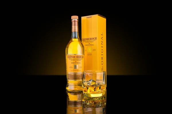 Bottle, box and glass of Glenmorangie single malt whisky — Stock Photo, Image