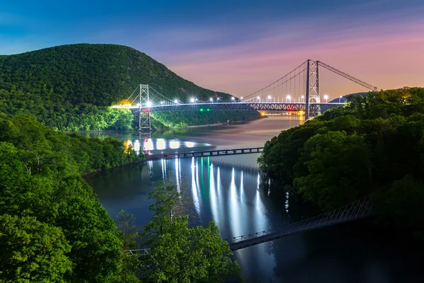 Bear Mountain bridge illuminated by night — Stock Photo, Image