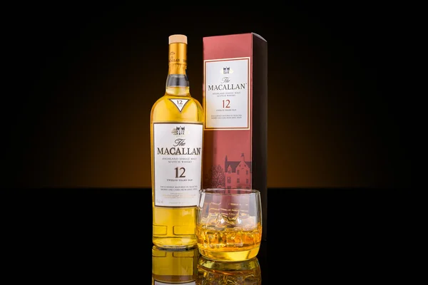 Bottle, case and glass of Macallan single malt whisky — Stock Photo, Image