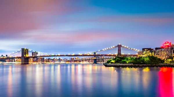 Puente de Brooklyn al anochecer — Foto de Stock