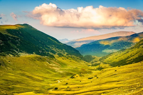 Valle lungo le cime montuose attraversata dalla strada Transalpina — Foto Stock