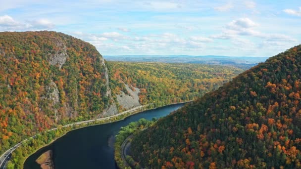 Luchtfoto van Delaware Water Gap - deel 2 — Stockvideo