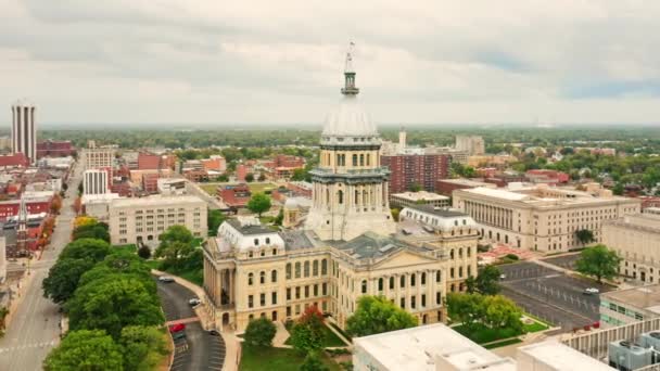 Langzame drone rotatie rond Illinois State Capitol — Stockvideo