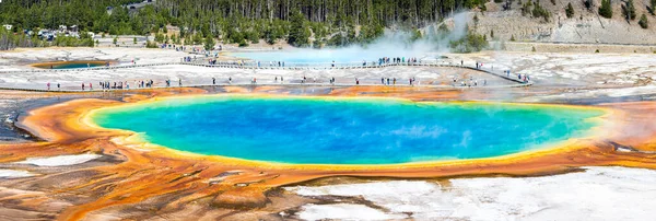 Grand Prismatic Spring panorama en el Parque Nacional de Yellowstone, Wyoming — Foto de Stock