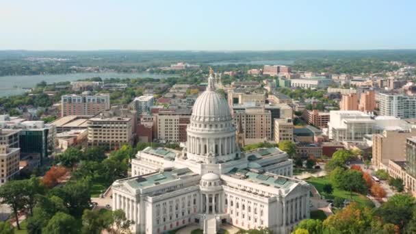 Powolny dron odsuwa się od Kapitolu Stanu Wisconsin — Wideo stockowe