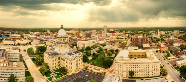 Illinois State Capitol et Springfield skyline au coucher du soleil. — Photo