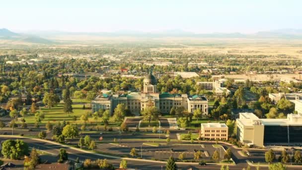 Aerial revealing shot of Helena and Montana State Capitol — Stock Video
