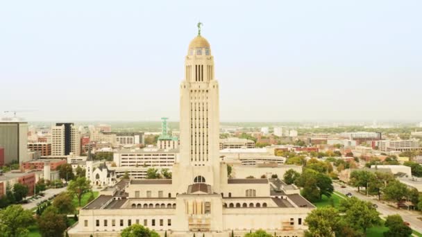 Telecamera lenta tirare indietro di fronte al Campidoglio del Nebraska — Video Stock