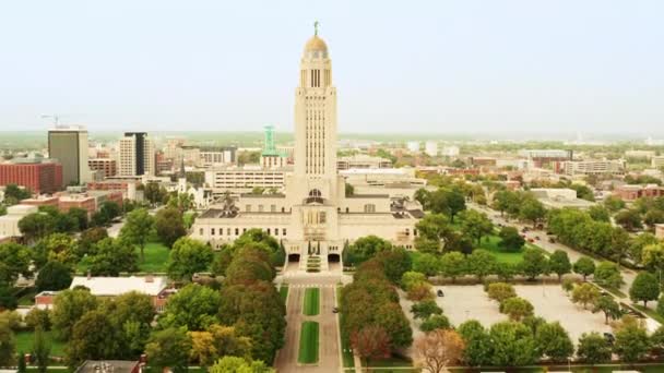 Enfoque de cámara lenta hacia el Capitolio Estatal de Nebraska — Vídeos de Stock