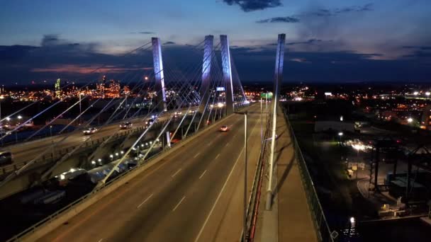 न्यू गोथल्स ब्रिज के ड्रोन फुटेज, रात में — स्टॉक वीडियो