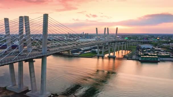 Drohnenaufnahmen von der Neuen Goethebrücke bei Sonnenuntergang — Stockvideo