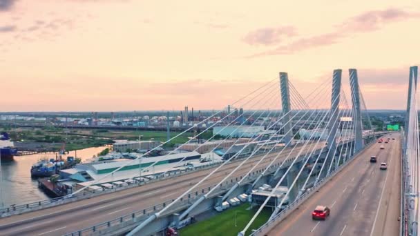 Drohnenaufnahmen von der Neuen Goethebrücke bei Sonnenuntergang — Stockvideo