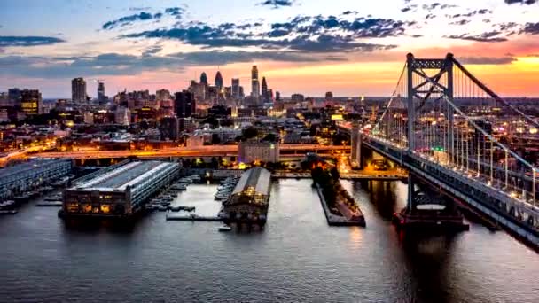 Flyghyperlapse med Ben Franklin Bridge och Philadelphia skyline — Stockvideo