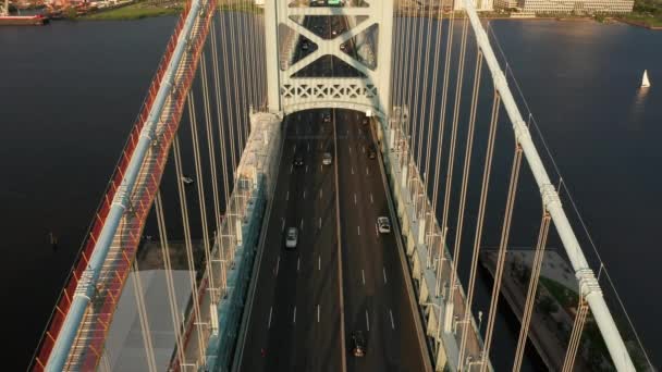 Luchtfoto van Ben Franklin Bridge verkeer — Stockvideo