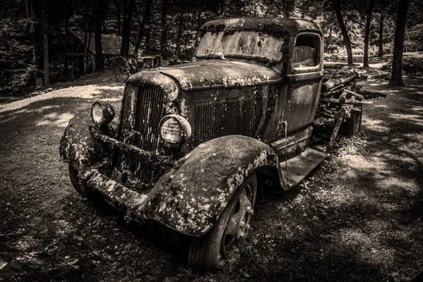 Velho caminhão enferrujado abandonado em uma floresta do Tennessee — Fotografia de Stock