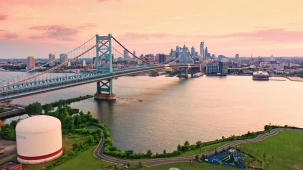 Aerial view of Ben Franklin Bridge and Philadelphia skyline — Stock Video