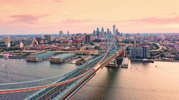 Widok z lotu ptaka na Ben Franklin Bridge i panoramę Filadelfii — Wideo stockowe