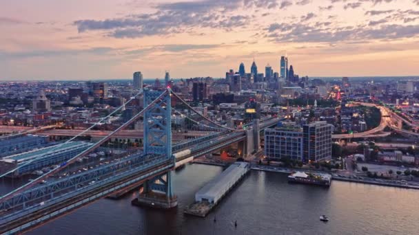 Flybilde av Ben Franklin Bridge og Philadelphia Skyline – stockvideo