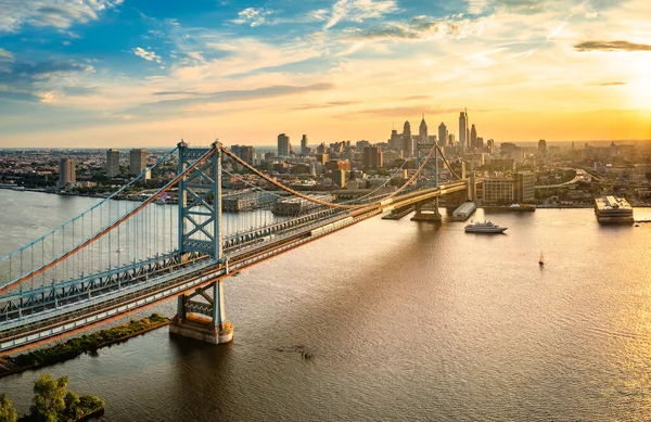 Légi kilátás a Ben Franklin hídra és Philadelphia városára — Stock Fotó