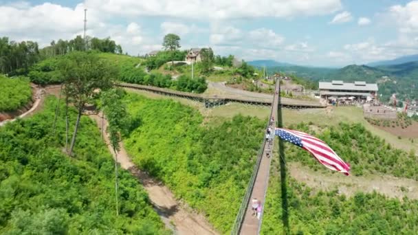 Luchtfoto van de voetgangersbrug in Gatlinburg, Tennessee — Stockvideo