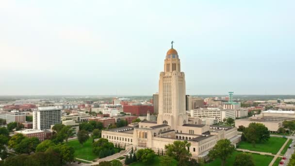 Mouvement lent vers l'avant après le Capitole de l'État du Nebraska — Video