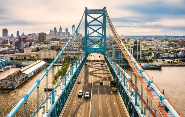 Vista aérea del puente Ben Franklin y el horizonte de Filadelfia — Foto de Stock