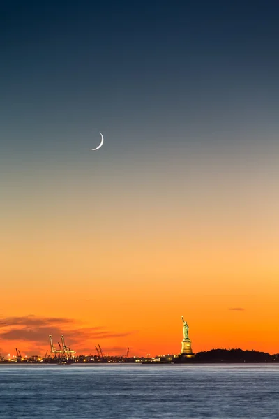 Estátua da Liberdade sob uma lua nova — Fotografia de Stock