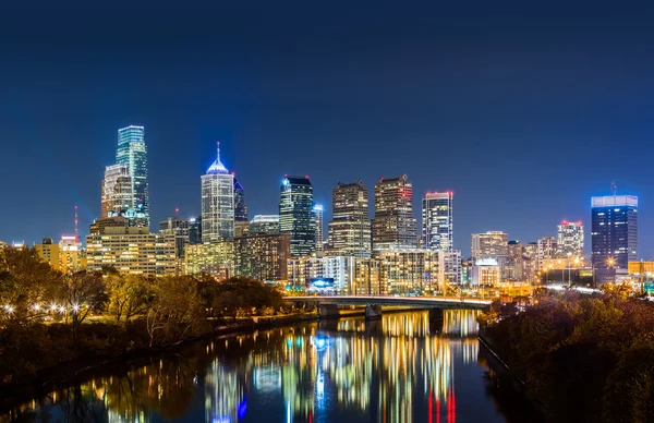 Filadelfia paisaje urbano panorama por la noche — Foto de Stock