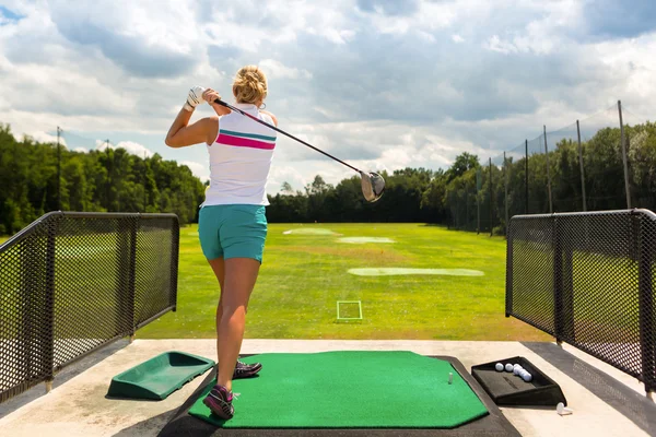 Giovane donna pratica il suo swing golf — Foto Stock