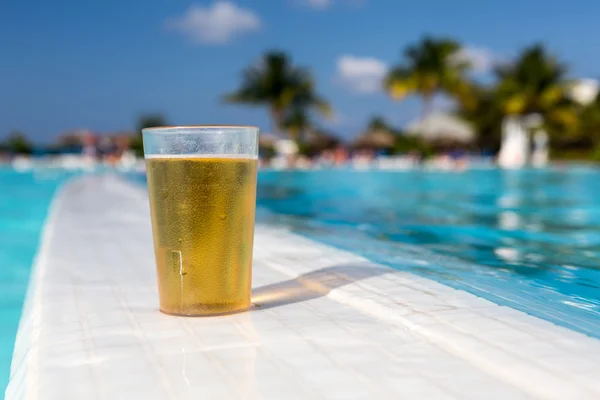 Склянка пива стоїть на басейні — стокове фото