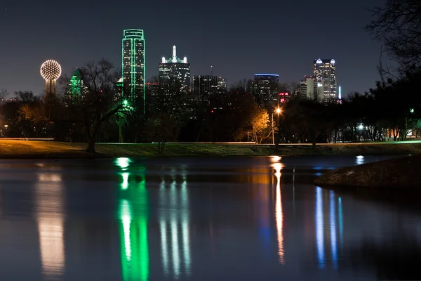 Dallas skyline refletido em Lake Cliff — Fotografia de Stock