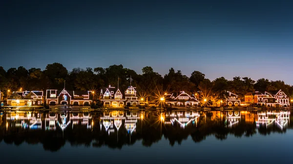 Bootshaus rudert bei Nacht — Stockfoto