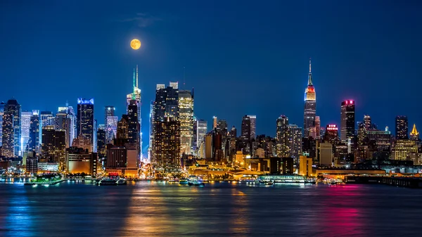 Super maan boven de skyline van New York. — Stockfoto