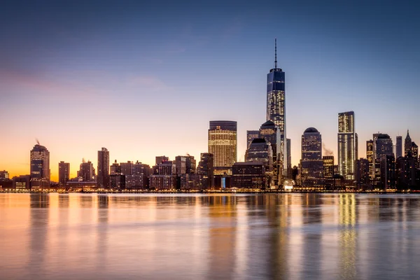 Salida del sol sobre el Bajo Manhattan — Foto de Stock