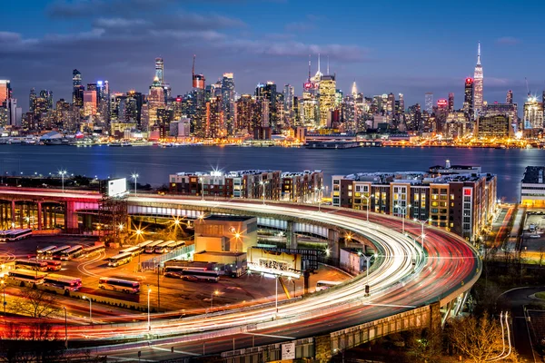 Trafic et sentiers lumineux sur The Helix — Photo