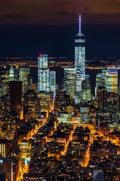 夜间的曼哈顿摩天大楼 — 图库照片