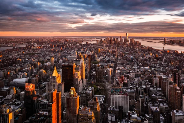 Al sur del horizonte de Manhattan al atardecer — Foto de Stock