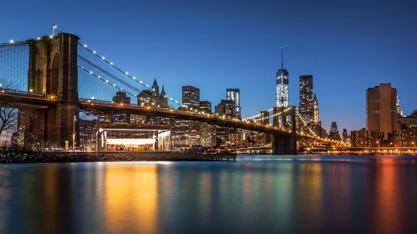 Puente de Brooklyn al anochecer — Foto de Stock