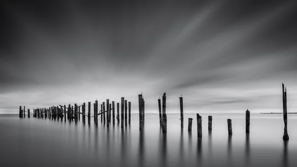 Zonsopgang boven een verlaten pier — Stockfoto