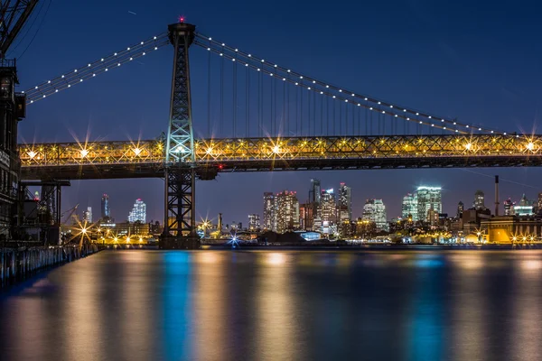 El puente Williamsburg y el horizonte de Brooklyn — Foto de Stock