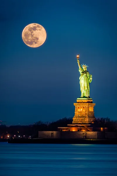 Estátua da Liberdade e uma subida da superlua — Fotografia de Stock