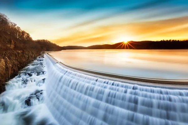 Lever de soleil sur le barrage de Croton, NY — Photo