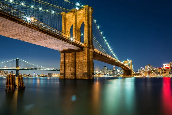 Puente iluminado de Brooklyn por la noche — Foto de Stock