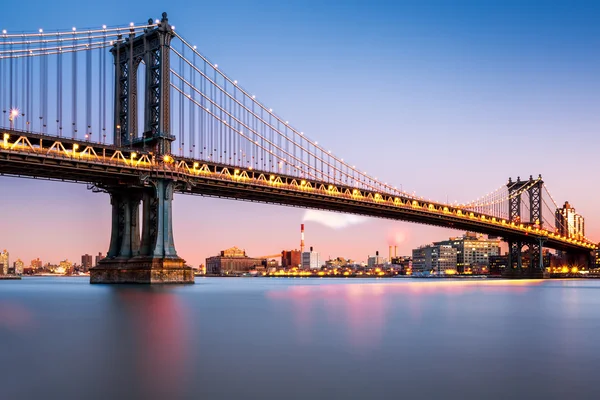 Manhattan Bridge verlicht in de schemering — Stockfoto