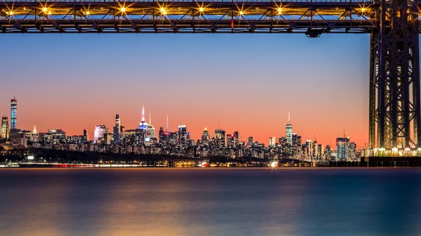 GWB y NYC skyline al atardecer — Foto de Stock