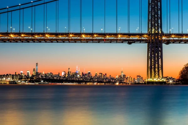 GWB en Nyc skyline bij zonsondergang — Stockfoto